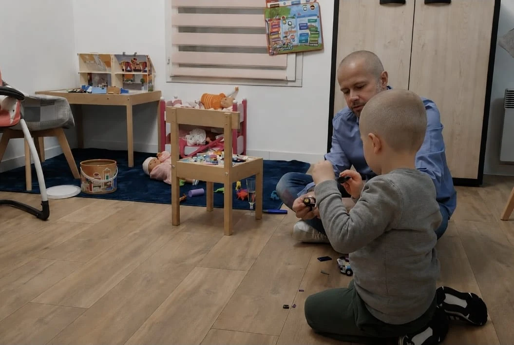 Séance avec un enfant dans un espace de jeu.