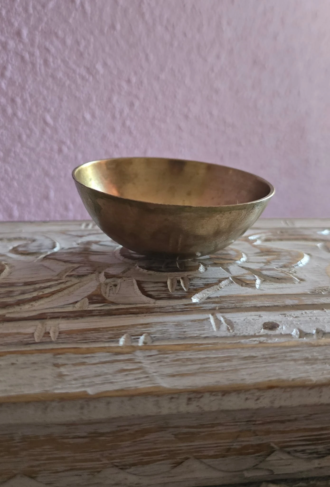 Bol métallique traditionnel utilisé pour le massage Kansu, posé sur une table.