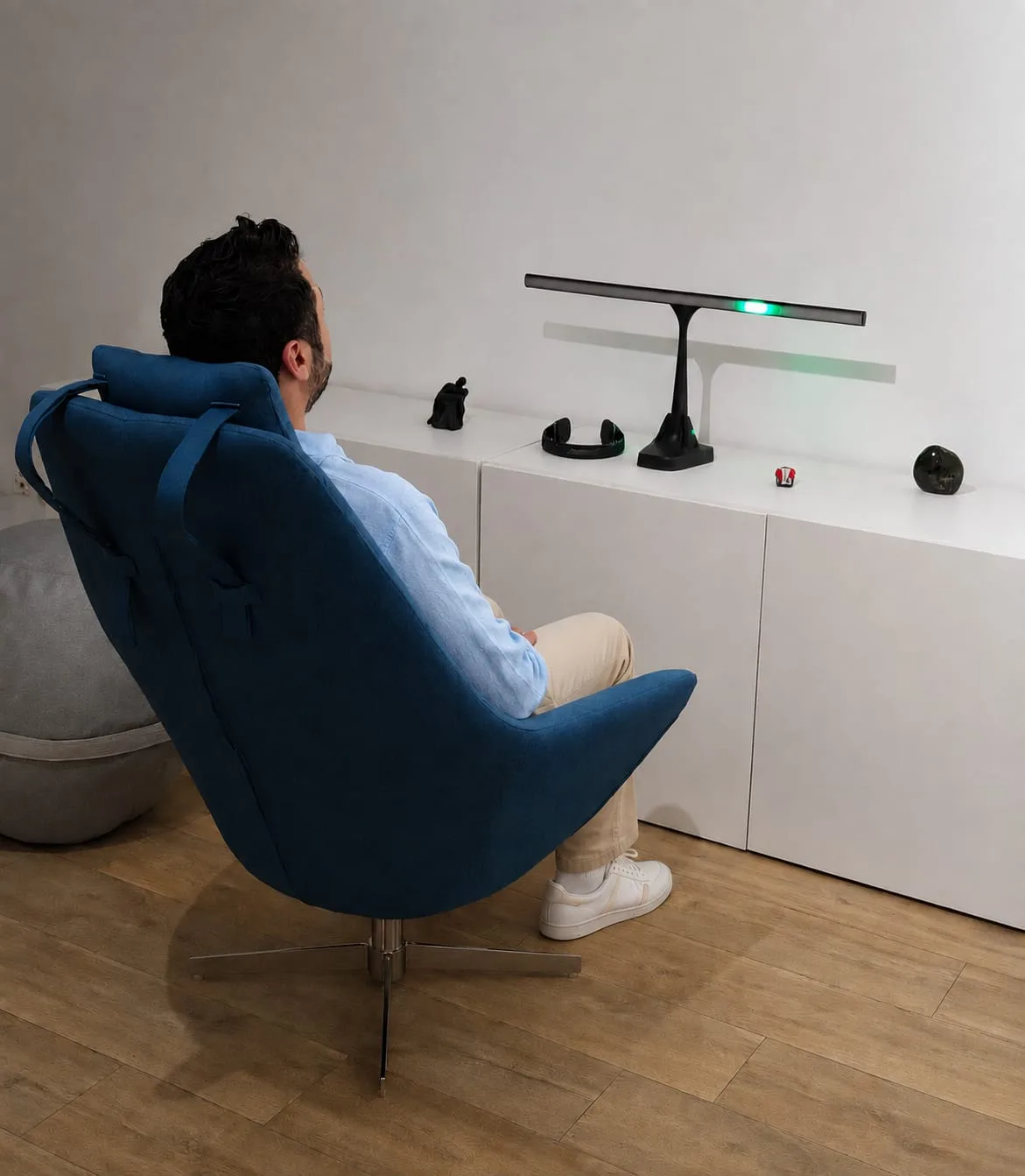 Personne accueillie dans un fauteuil bleu