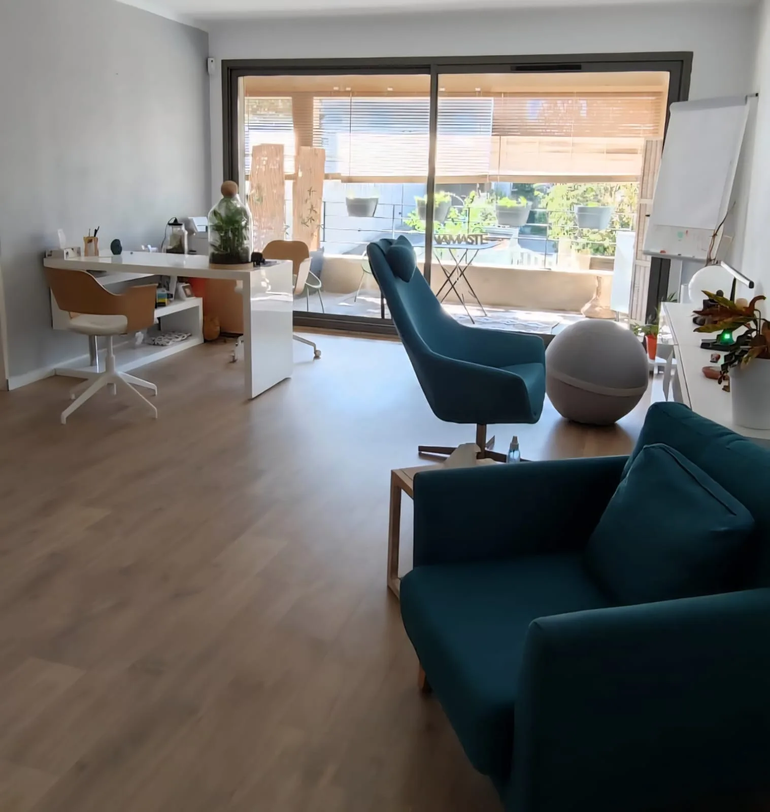 Bureau lumineux du cabinet CAPSY avec baie vitrée et fauteuils bleus
