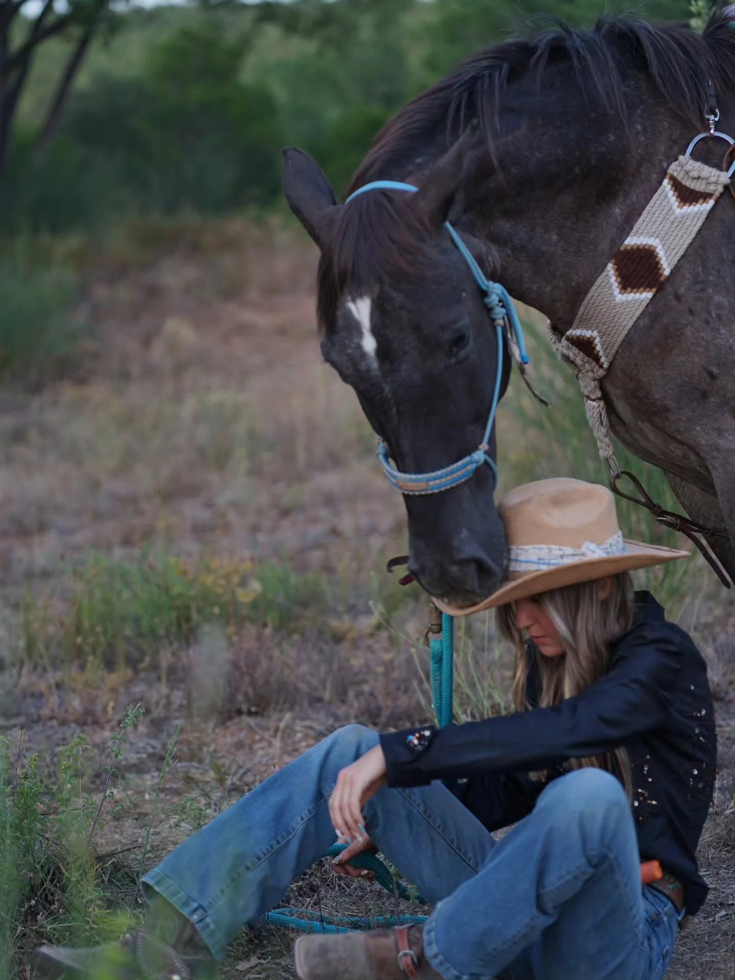 Femme auprès d’un cheval